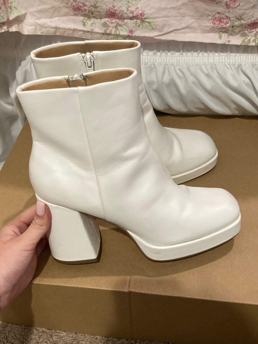 Women’s White Ankle Bootie Faux Leather Round Toe Side Zip Solid US 7.5